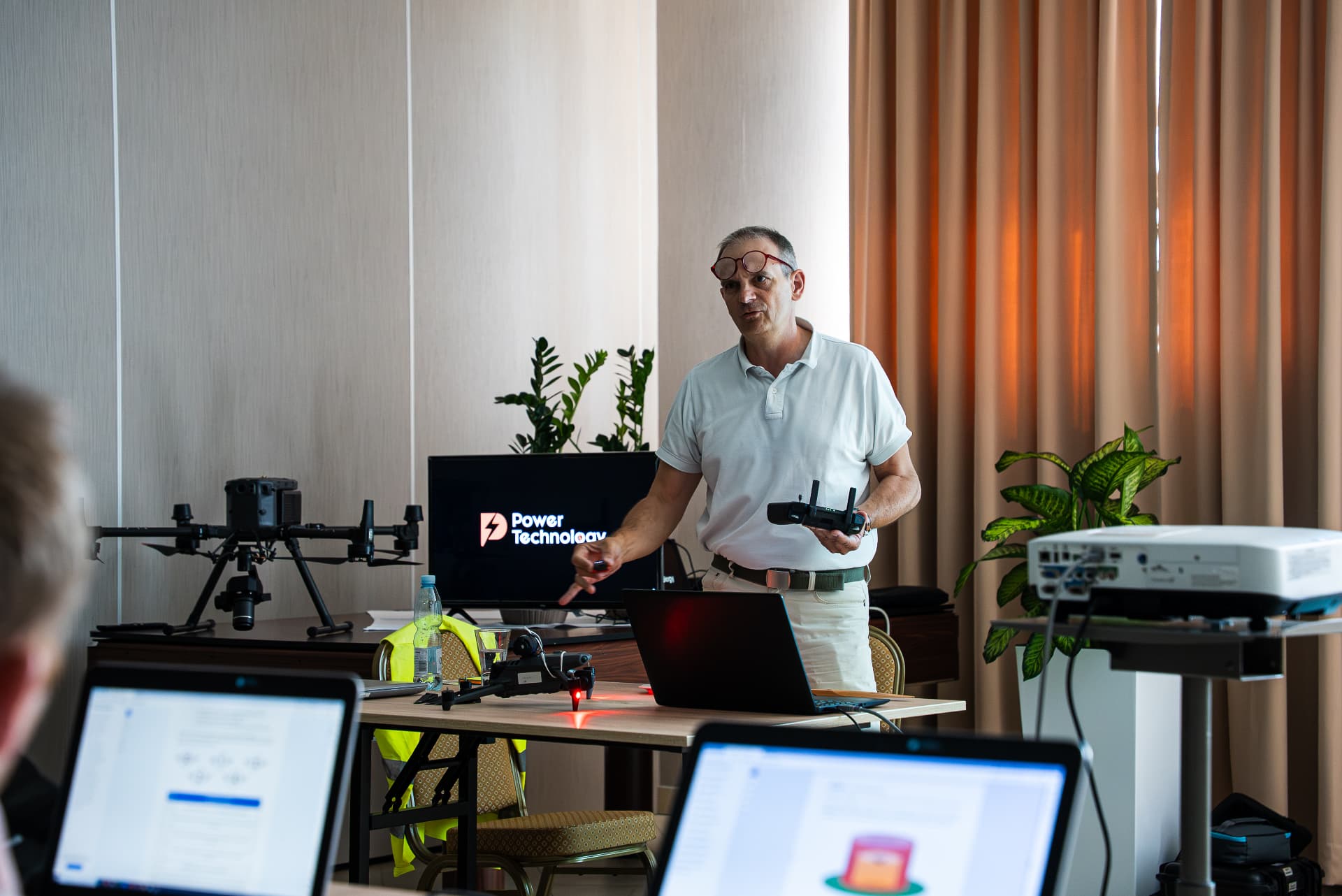 Część teoretyczna szkolenia — instruktor omawia sprzęt DJI