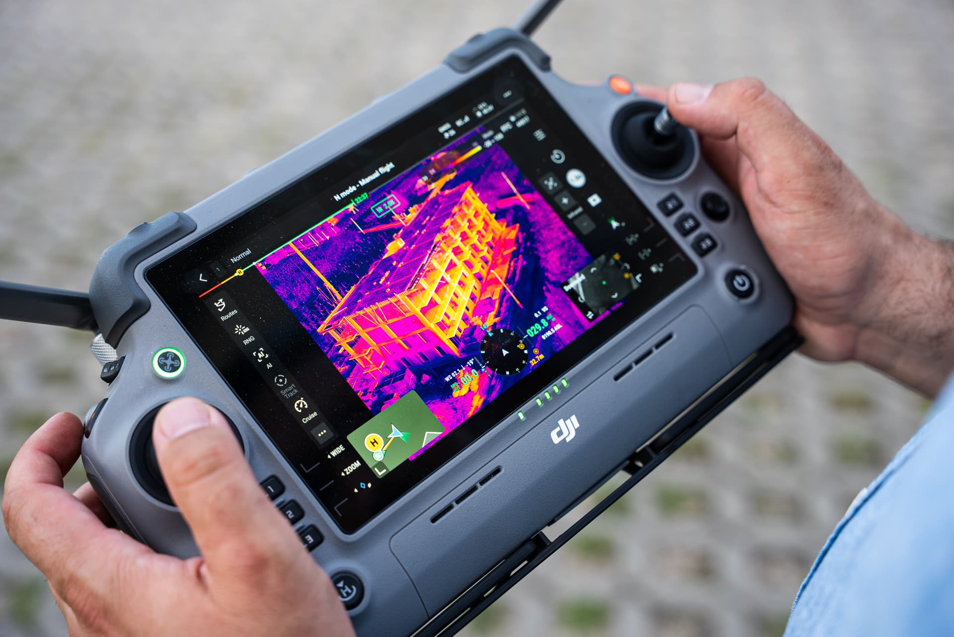 Podgląd obrazu termowizyjnego z drona na aparaturze DJI
