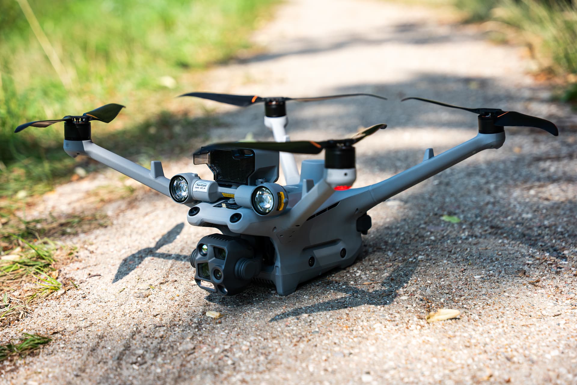 Dron DJI Matrice 4T gotowy do lotu w terenie