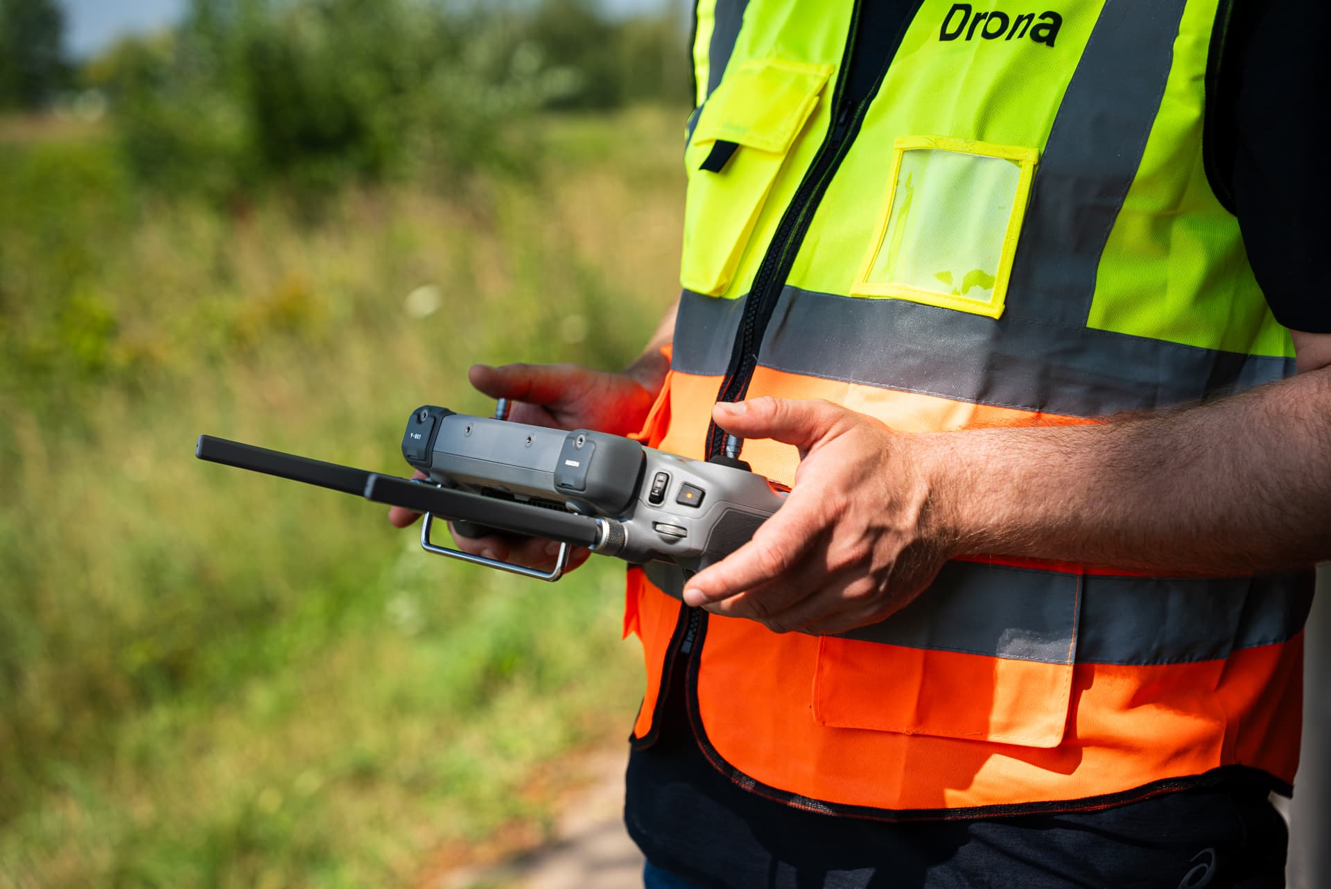 Operator drona z aparaturą sterującą podczas lotu szkoleniowego